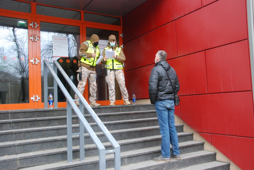 FOTO: Liepājā darbu sāk Vakcinācijas centrs, plānojot sapotēt aptuveni 200 cilvēkus