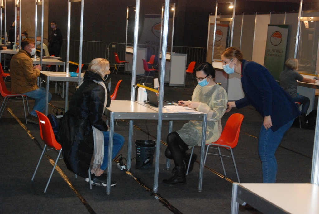 Pirmajā masu vakcinācijas centru darbības dienā sapotēti 2680 cilvēki