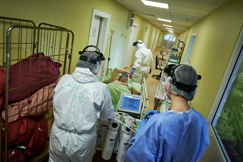 Epidemiologs: Covid-19 stacionēto skaita nemainīgums rada bažas