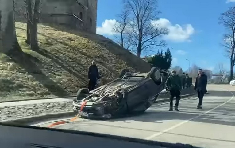 VIDEO: Aizputē pie pils noliek auto uz jumta