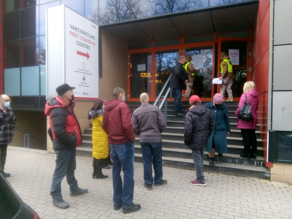 Apsver iespēju jau tuvākajās nedēļās ļaut jebkuram interesentam "dzīvajā rindā" tikt pie vakcīnas pret Covid-19