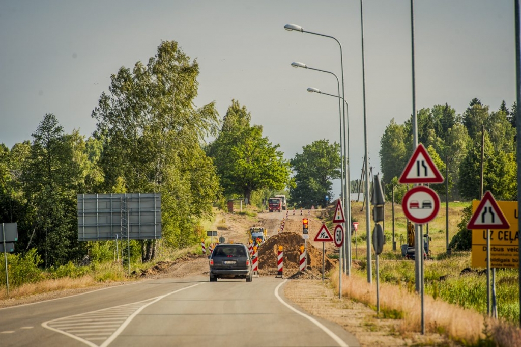 Lielākie satiksmes ierobežojumi ceļa remontdarbu dēļ ir pie Pļaviņām, Kuldīgas un uz Rēzeknes apvedceļa