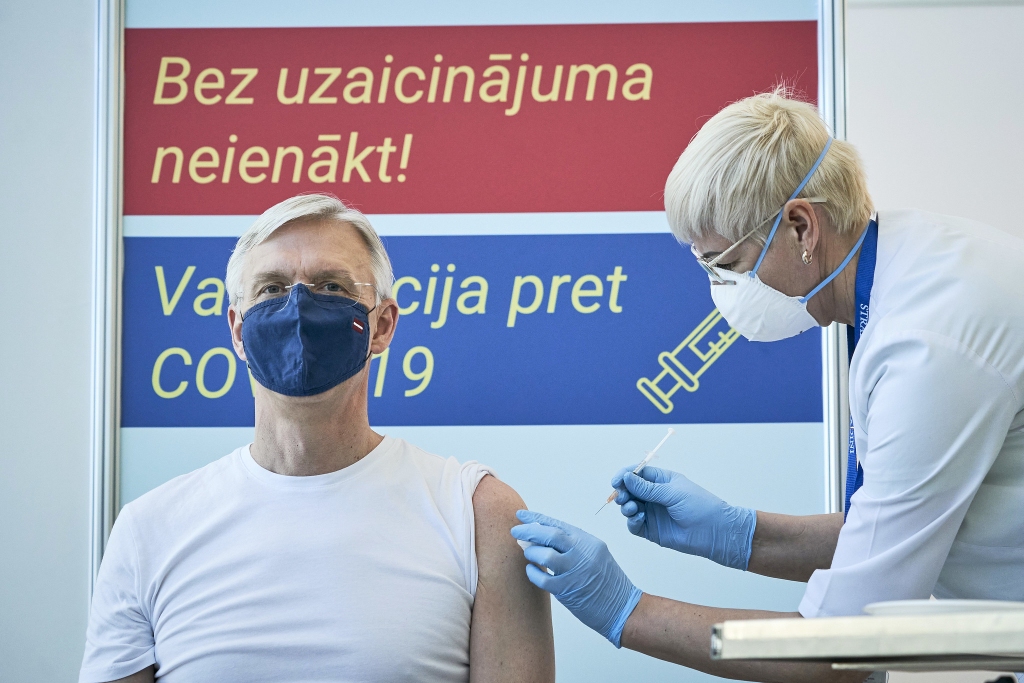 Ministru prezidents saņēmis otru vakcīnas devu