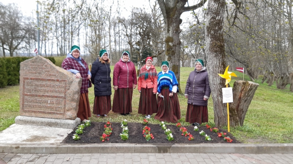 FOTO: Vecpilī "Baltā galdauta svētkos" izveido krāšņu puķu dobi