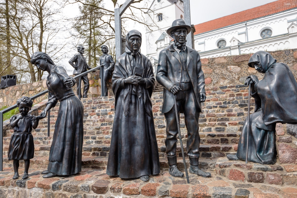 Uz Saldus Sv. Jāņa baznīcas kāpnēm uzstādītas septiņu Rozentāla gleznā redzamo tēlu bronzas skulptūras