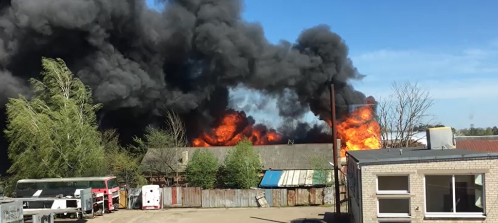 VIDEO: Plašajā ugunsgrēkā Grobiņā cietis glābējs