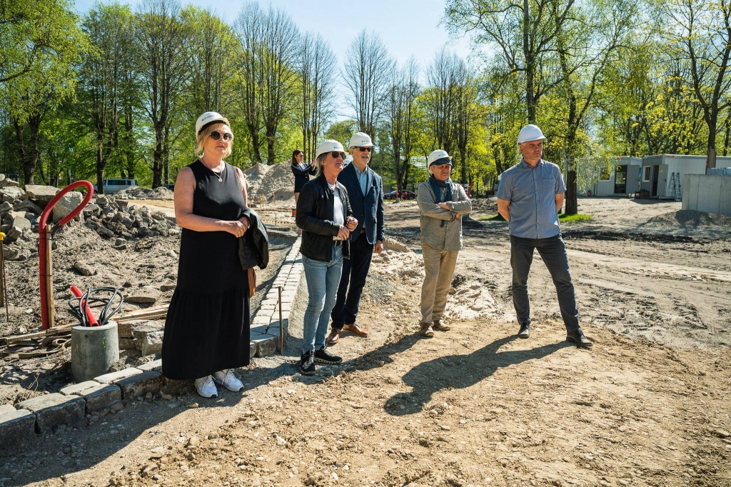 FOTO: Liepājā simboliski atzīmēti koncertdārza "Pūt, vējiņi!" spāru svētki