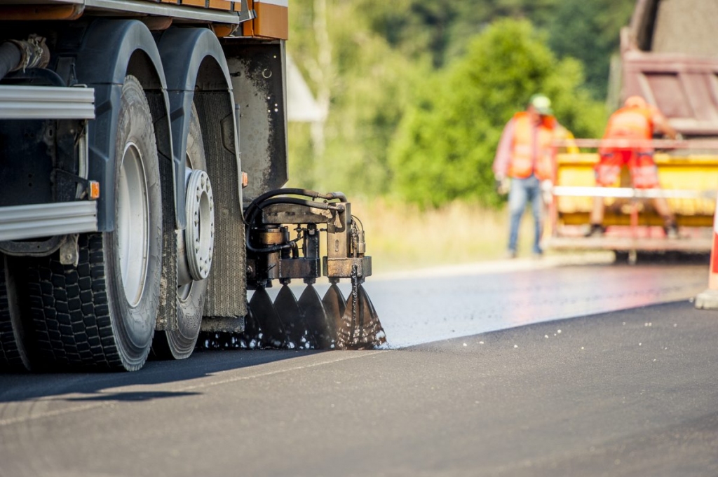 Vairāk nekā 60 valsts ceļu posmos notiekošo būvdarbu dēļ autobraucējiem jārēķinās ar satiksmes ierobežojumiem