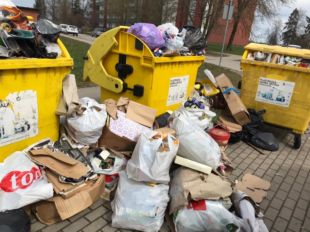 Aizputē iedzīvotāji sūdzas par lielo atkritumu daudzumu pie konteineriem