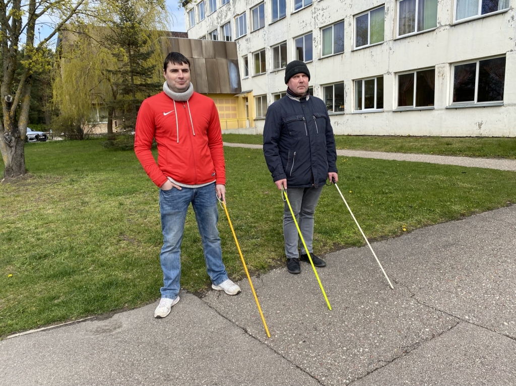 Vai baltais spieķis jānomaina pret dzelteno? Liepājas Universitāte veic pētījumu par baltā spieķa krāsas atbilstību vai maiņu