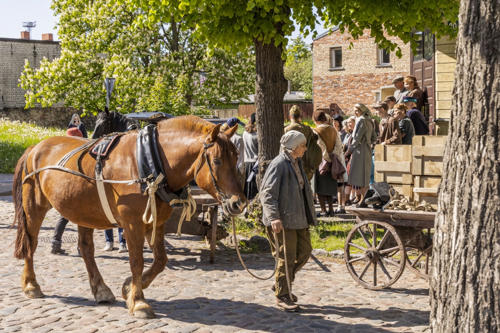 FOTO: Liepājā rosās kino ļaudis - top filma "Ebrejs"