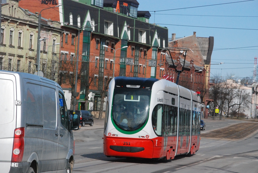 Pakļūstot zem tramvaja, Liepājā gājusi bojā jauniete