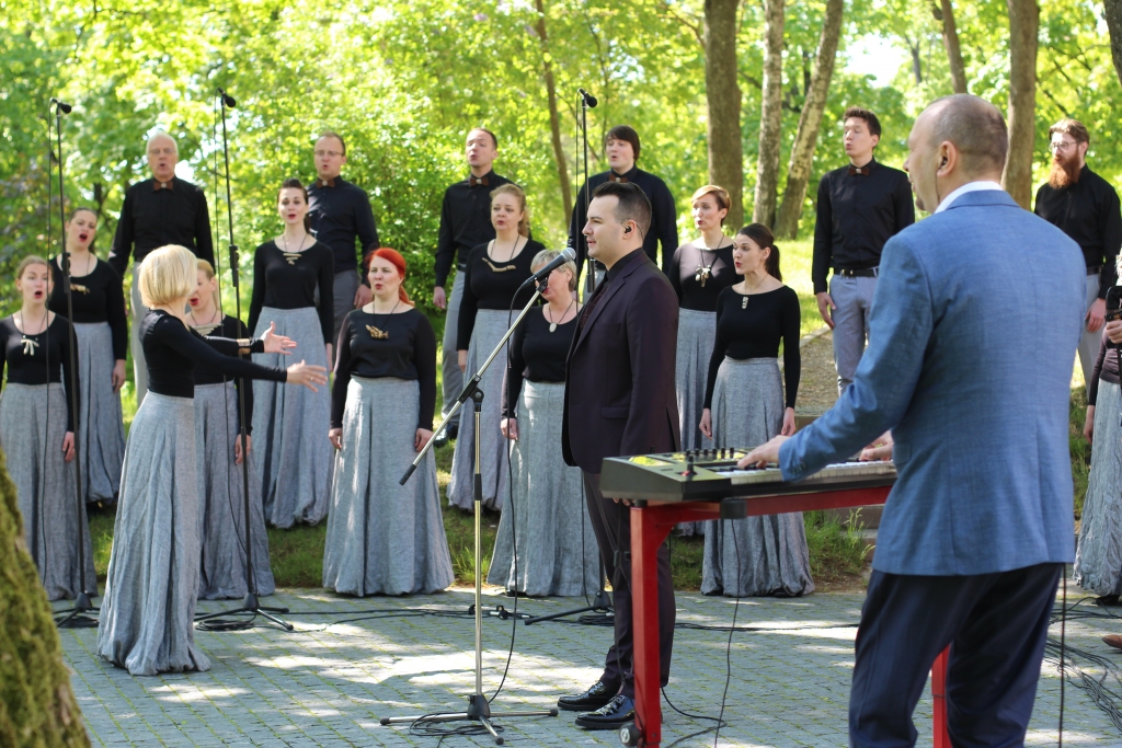 VIDEO: Latvijas Sirdsdziesmu finālā uzvar Mārtiņš Kanters ar kori "Anima" un grupu "Auļi"