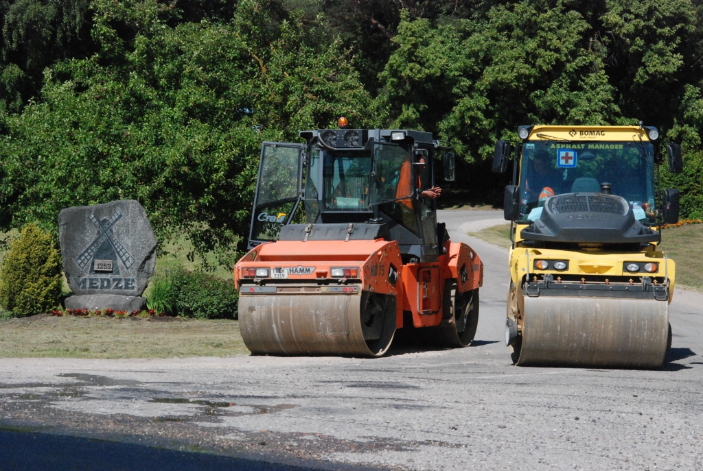 FOTO: Grobiņas novada Kapsēdē lej jaunu asfaltu