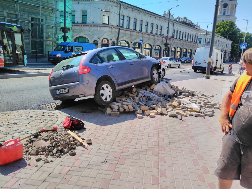 Liepājas centrā sieviete avarē, sajaucot bremžu pedāli ar gāzes pedāli 