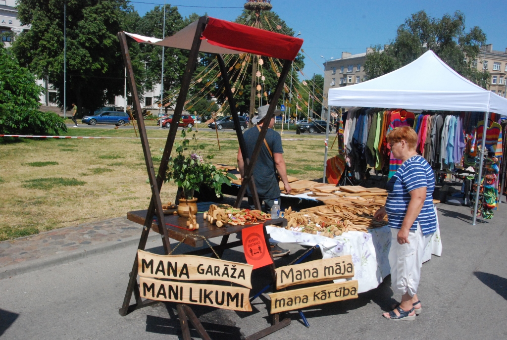 FOTO: Amatnieki andelējas Vasaras Saulgriežu tirdziņā Liepājā 