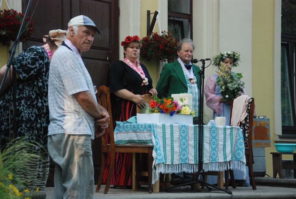 FOTO: Vecpils amatierteātris Līgo vakarā skatītājus sasmīdina ar savu jauno izrādi 