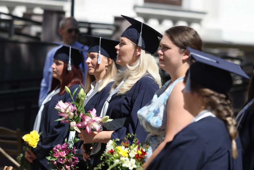 Vairāk nekā divi simti Liepājas Universitātes absolventi saņem izglītības diplomus