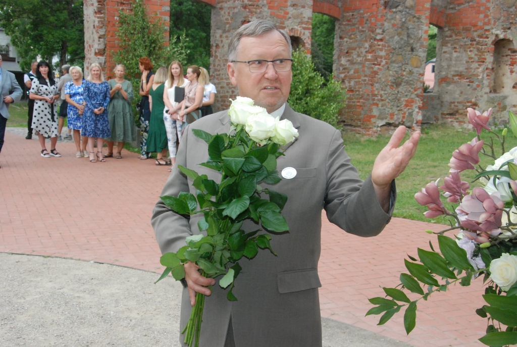 FOTO: Par Dienvidkurzemes novada vadītāju kļūst Aivars Priedols