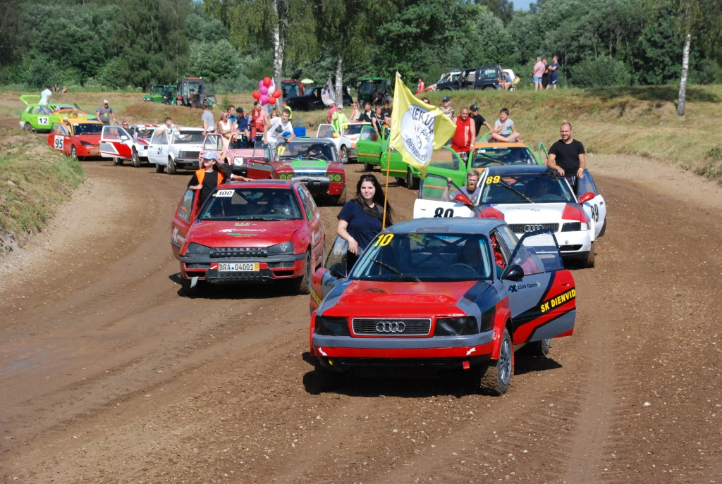 FOTO: Priekules autotrasē dodas krāšņā parādes braucienā