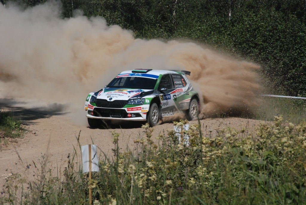 FOTO: "Rally Liepāja" pirmajā dienā putekļi un leģendārais tramplīns Talsu apkaimē