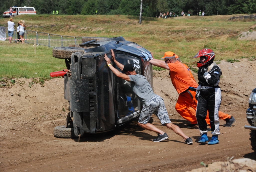 FOTO: Priekules aizraujošās kūleņu sacensības izkonkurē ralliju