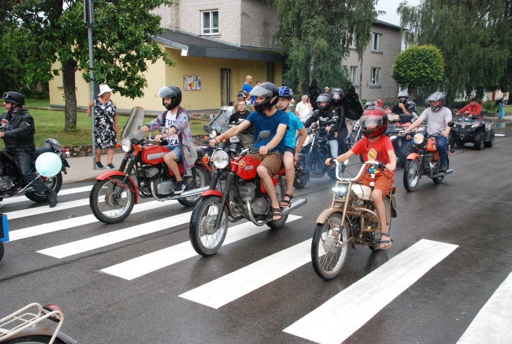 FOTO.VIDEO: Durbes svētkos par spīti lietusgāzēm dodas parādes braucienā