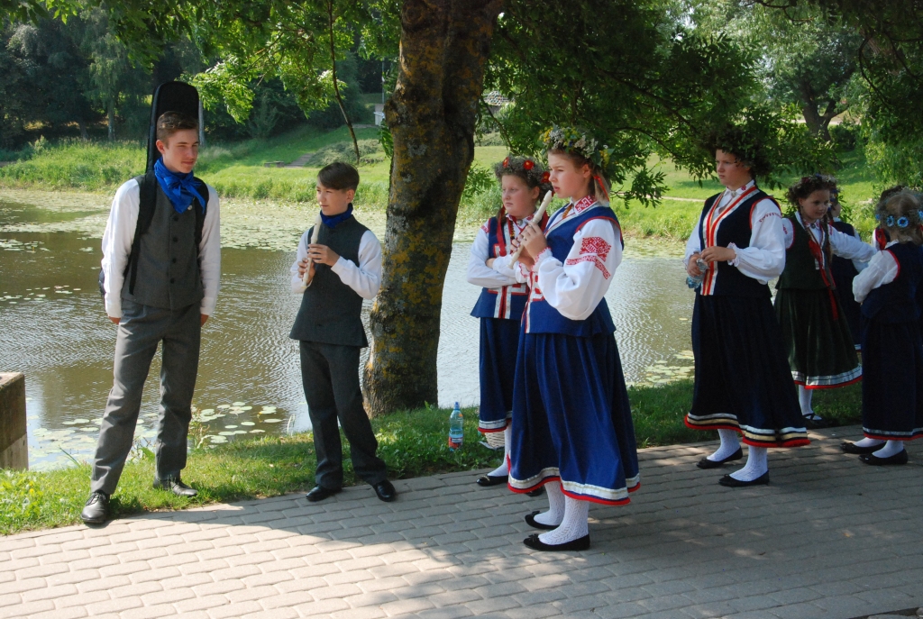 FOTO: Grobiņā satiekas Skolu jaunatnes dziesmu un deju svētku notikumā "Saulesvija"
