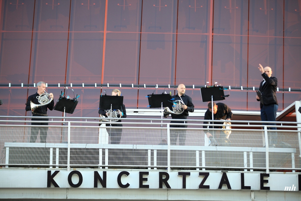 FOTO: "Skan visa Liepāja!" noslēdzas ar fantastisku koncertu no "Lielā dzintara" balkona