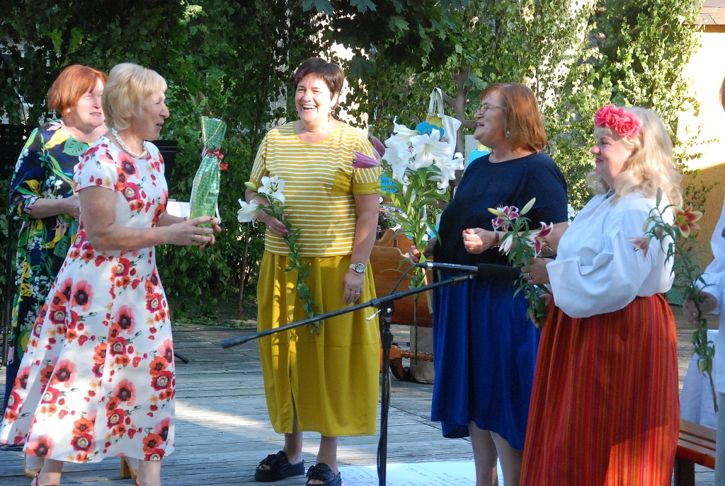 FOTO: Ances dienā spēlē teātri un sumina jaundzimušos