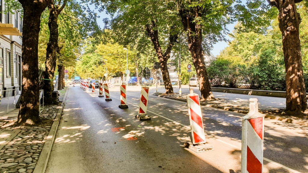 Liepājā, izbūvējot siltumtrasi, līdz augusta beigām slēdz satiksmi Peldu ielā