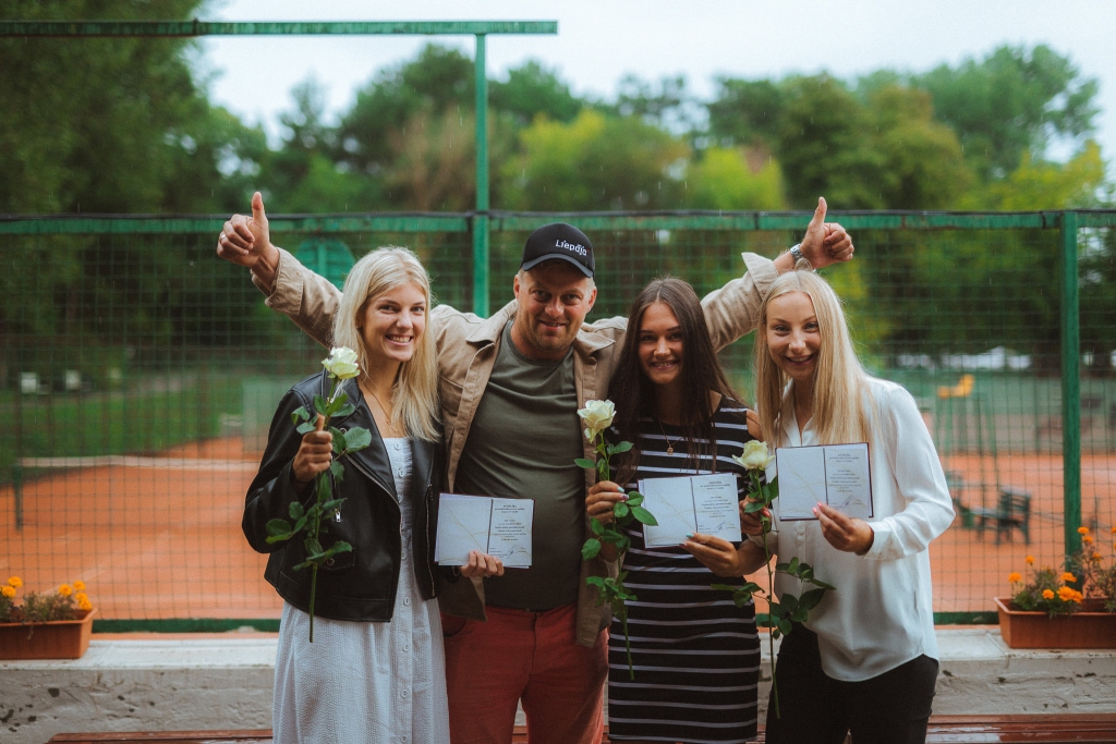 FOTO: Liepājas Tenisa sporta skolu absolvē piecas jaunās tenisistes