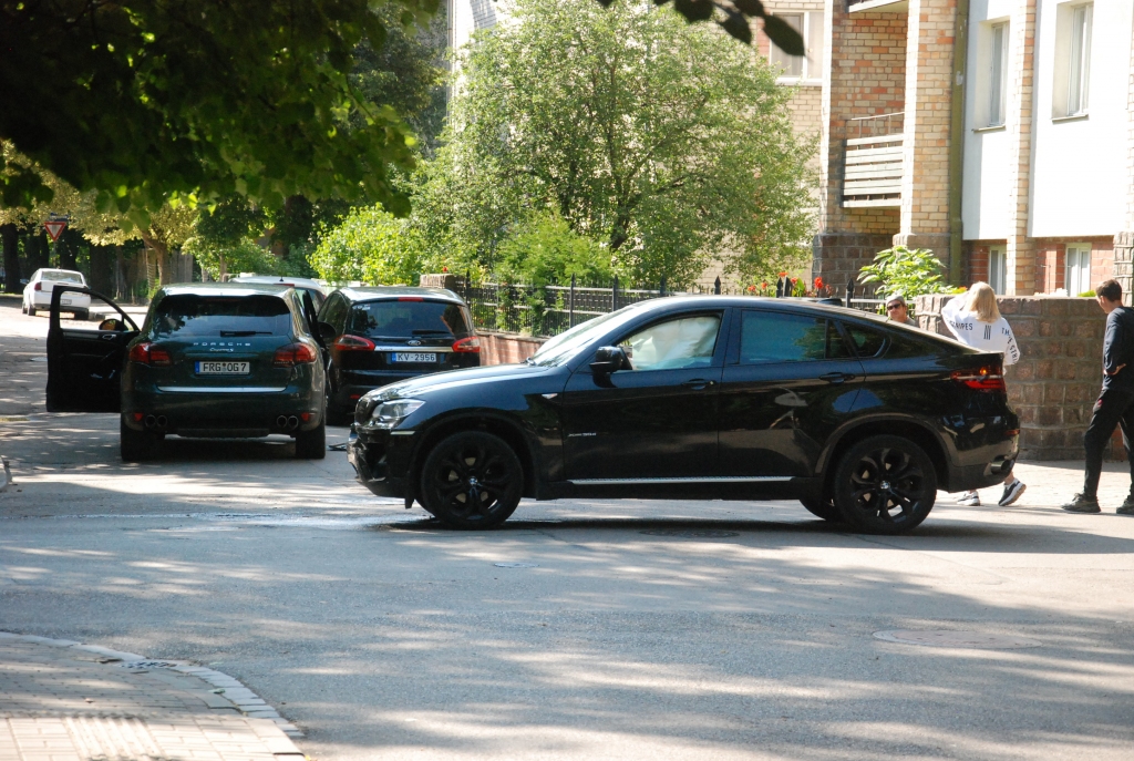 Liepājā saskrienas "Porsche" un "BMW"