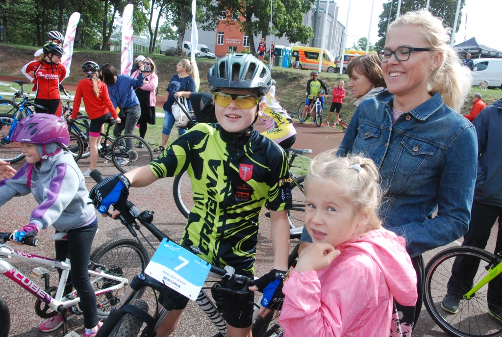 FOTO: Priekulē bērni sacenšas "Latvijas valsts mežu" MTB maratona posmā