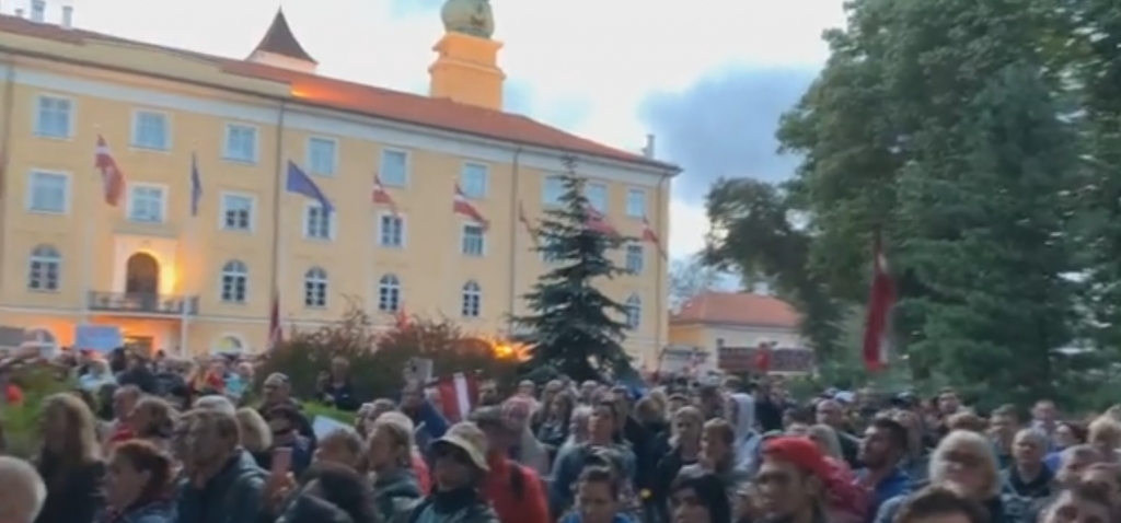 Rīgas centrā vairāki tūkstoši cilvēku pulcējas protestā pret "obligātu vakcināciju" pret Covid-19