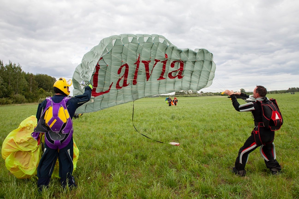 Nākamnedēļ Liepājā mēģinās labot Latvijas rekordu izpletņlēkšanā