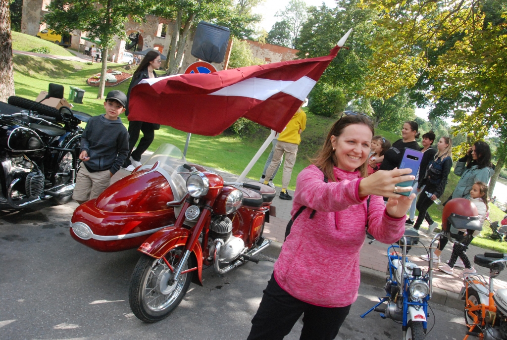 FOTO: Grobiņu motofestivālā "Seeburg Bikerland" pierūcina iespaidīgs parādes brauciens