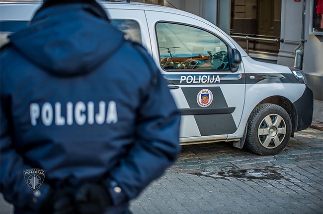 Liepājā pa karstām pēdām aiztur nepilngadīgus veikala zagļus 