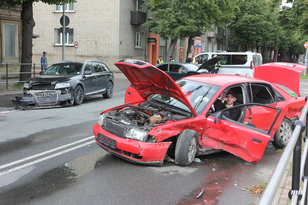 FOTO: Liepājā notiek smaga avārija ar cietušajiem