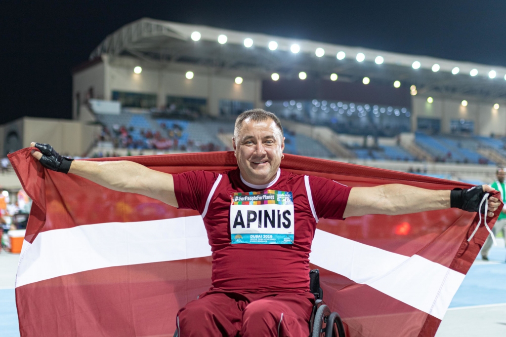 Apinis Tokijas paralimpiskajās spēlēs ieņem ceturto vietu diska mešanā