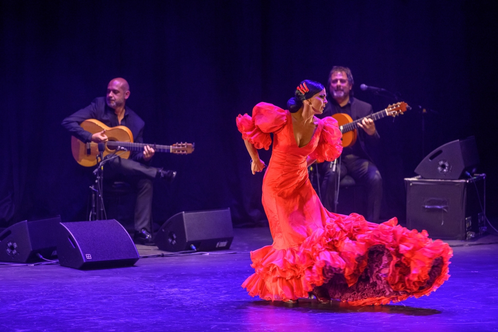 FOTO: Liepājā spāņu flamenko uzvedums piepilda skatītāju zāli un pieceļ kājās publiku