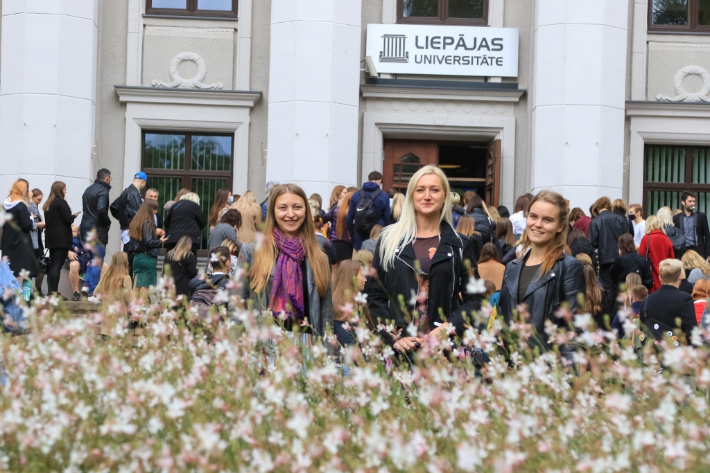 FOTO: Liepājas Universitātes studenti uzsāk jauno mācību gadu