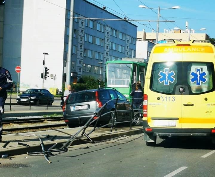 (papildināta) Liepājā dzērumā iebrauc ceļa norobežojošās barjerās