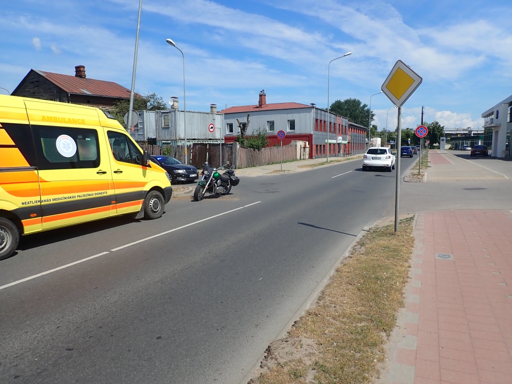 Liepājā meklē aculieciniekus sadursmei starp motociklu un automašīnu