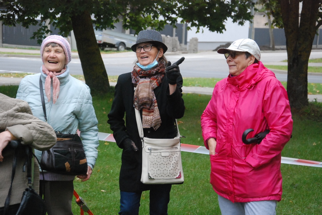 FOTO: Liepājā aktīvo senioru dienu sāk ar vingrošanu