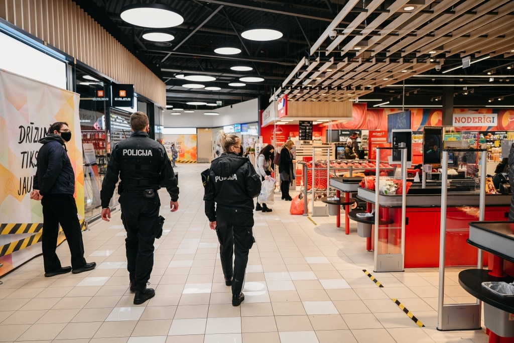 Covid-19 ierobežojumu kontrole kļūs stingrāka, sola policijas vadība