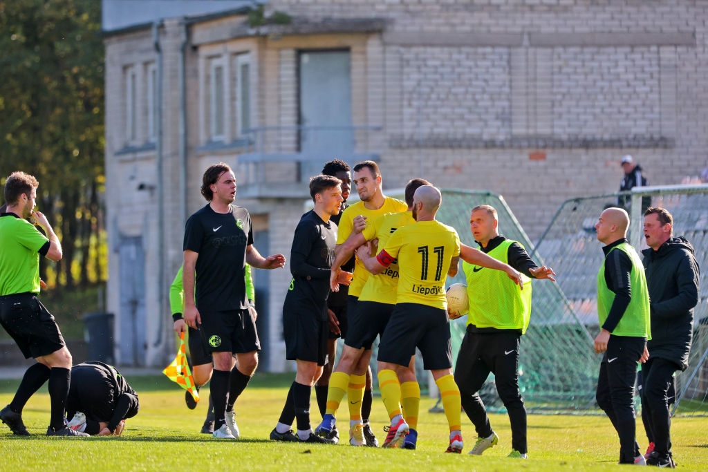 "Karostas" futbolisti dramatiskā cīņā piekāpjas valmieriešiem