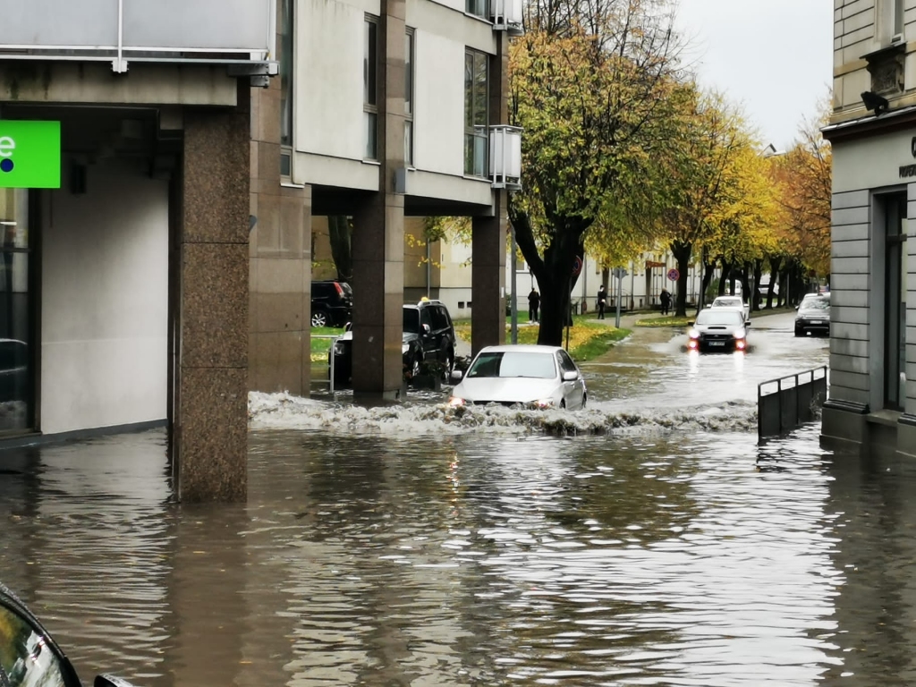 FOTO: Liepāja otrdienas lietusgāzēs piedzīvo plūdus