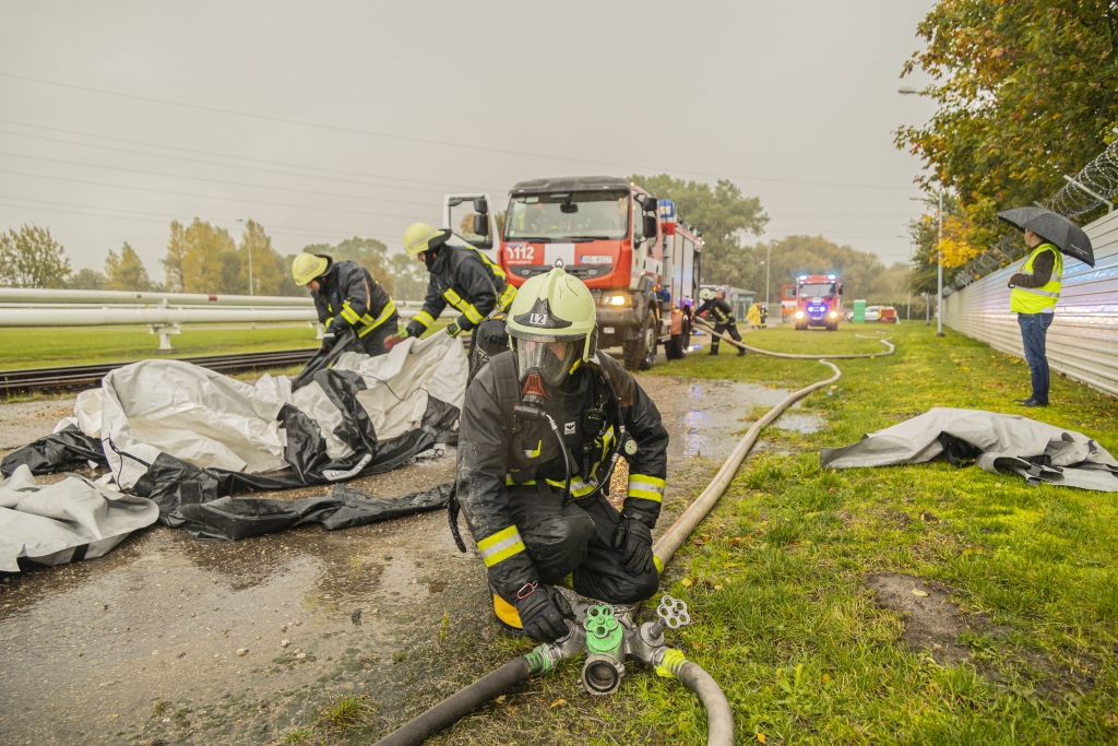 FOTO: Liepājā izspēlē scenāriju, kad vagoncisternu estakādē notiek benzola noplūde 