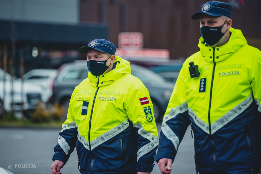 Liepājā vīrietis ar masku uz zoda sāk uzvesties agresīvi pret policistiem